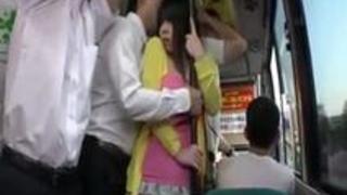 「み…見えちゃうッ」バスでの羞恥痴漢に戸惑いながらも興奮しだす巨乳美女 「み…見えちゃうッ」バスでの羞恥痴漢に戸惑いながらも興奮しだす巨乳美女