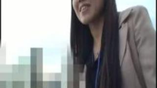 昼休み中にベンチでお弁当を食べている派遣女性社員は、高額アルバイトの仕事の話にすぐ乗ってしまい・・・ 昼休み中にベンチでお弁当を食べている派遣女性社員は、高額アルバイトの仕事の話にすぐ乗ってしまい・・・