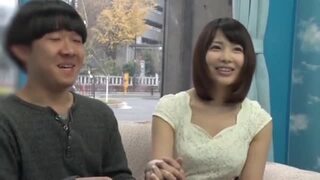 ＭＭ号で童貞くんのチンポを不憫に思ったお姉さんが仕方なく筆おろしパコ