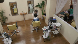 母親に連れて来られた息子を痴女る 魔性☆美容室 「ボクのオチ○チン大きいね、お姉さん将来が楽しみだな」 美容師 あけみみう