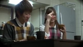 お風呂もベッドもずっと一緒!「心理学調査」名目で集めた大学生を30cmの糸で繋いで一晩... お風呂もベッドもずっと一緒!「心理学調査」名目で集めた大学生を30cmの糸で繋いで一晩...