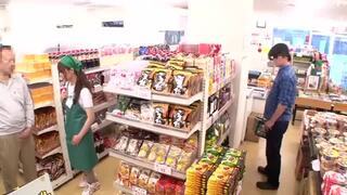 やめてくださいっ!!仕事中の美人奥さんにイタズラしかければご無沙汰マンコがスイッチ入っ... やめてくださいっ!!仕事中の美人奥さんにイタズラしかければご無沙汰マンコがスイッチ入っ...