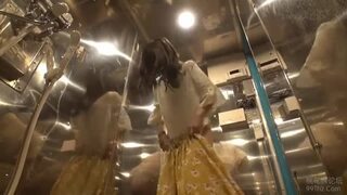 『ひゃっぁぁぁんッ！』Ａカップの激カワ美少女にオイルマッサ！小さい乳首勃たせて仰け反り...