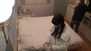 KAWD-743 都内某所の援交スポットでさくらゆらがナンパ待ち初体験！私をお持ち帰りしてください。