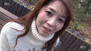 ずっと見つめる奥様〜何をされてもカメラ目線〜 本条彩乃 1